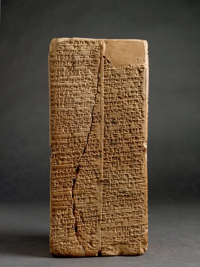 Sült agyag prizma ("Weld-Blundell prizma") a sumér királylistával, amely uralkodókat ad az "özönvíz előtt" és az isini Sin-magir királynak (Kr. e. 1827-17) ékírással, valószínűleg Larsából, alkotó: Sumerian